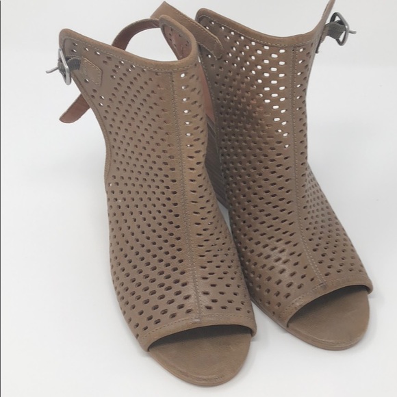 Lucky Brand Shoes - Lucky brand tan wedge sandals 7.5